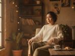 PROMPT-FOTO-AI-Prompt-foto-AIwanita-sendiri-dengan-tema-coffee-shop-aesthetic.jpg