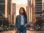 PROMPT-FOTO-AI-Prompt-foto-AIwanita-sendiri-dengan-tema-urban-street-style.jpg