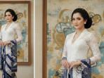 PROMPT-FOTO-AI-Prompt-foto-AIwanita-sendiri-di-studio-memakai-kebaya-batik.jpg