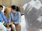Pasien-kanker-Yiu-dan-istrinya-membuat-cetakan-tangan-di-Assisi-Hospice-Maret-lalu.jpg