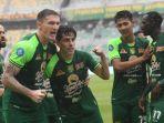 Pemain-Persebaya-Surabaya-selebrasi-usai-mencetak-gol.jpg