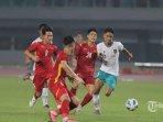 Pesepak-bola-Marselino-Ferdinan-berebut-bola-dengan-pesepak.jpg