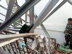 Petugas-Babinsa-TNI-sedang-memeriksa-atap-bangunan-kantor-KUA-roboh-a.jpg