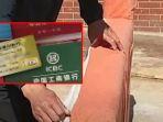 Pria-bernama-Wong-bawa-sofa-bekas-saat-dibuka-ternyata-isinya-ada-buku-tabungan.jpg