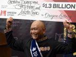 Pria-girang-menang-lotre-dapat-uang-sebesar-Rp-20-T.jpg
