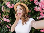 Ramalan-zodiak-besok-Wanita-cantik-yang-berfoto-dengan-bunga.jpg