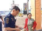 Rita-kebingungan-ditinggal-suami-saat-mudik-Lebaran-di-Pelabuhan-Bakauheni.jpg