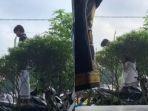 Seorang-pria-salat-id-di-atas-motor-aksinya-viral-di-media-sosial.jpg