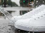 Simak-tips-lengkap-merawat-sepatu-yang-terkena-hujan.jpg