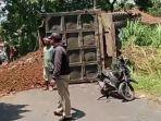 Truk-pengangkut-material-tol-Probowangi-mengalami-kecelakaan-hingga-menyeba.jpg