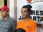 Vadel-Badjideh-menggunakan-baju-berwarna-oranye-bertuliskan-tahanan-dan-tangannya-diborgol.jpg