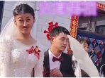 Wajah-Phung-diejek-seorang-tamu-seperti-monster.jpg