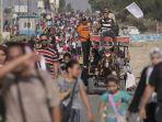 Warga-Palestina-mengungsi-ke-Jalur-Gaza-selatan-di-Jalan-Salah-al-Din-di-Bureij.jpg