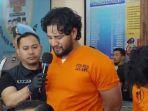 ammar-zoni-menangis-saat-jumpa-pers-setelah-ditangkap-karena-narkoba.jpg