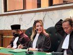 barbie-berperan-sebagai-kuasa-hukum-dari-terdakwa-oknum-guru-ngaji-cabul-selasa-2642022.jpg