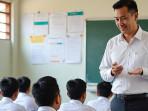 Jawaban: Dalam Kegiatan Diskusi Kelompok, Farel, Satu Siswa Kelas 5 SD, Sering Memotong Pembicaraan