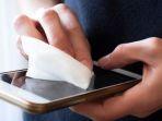 ilustrasi-membersihkan-ponsel-android.jpg
