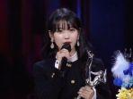 iu-berikan-pidato-penerimaan-penghargaan-daesang-di-golden-disc-awards-2022.jpg