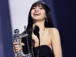 lisa-blackpink-menang-di-mtv-vma-2022.jpg