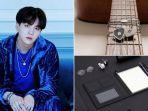 merchandise-suga-bts-berupa-guitar-pick-necklace-dan-black-note-cover-set-2.jpg