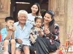 potret-sedehana-kieu-trinh-bersama-ayah-dan-ketiga-anaknya.jpg