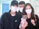 song-joong-ki-dan-katy-louise-saunders-di-bandara-2.jpg