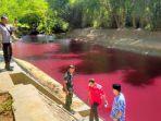 sungai-dam-klampar-pamekan-madura-yang-berubah-warna-merah-pekat.jpg
