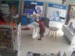 tangkapan-layar-video-cctv-odgj-yang-mengamuk-di-konter-hp-di-bontang.jpg