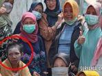 wanita-inisial-wwm-berfoto-bersama-ibu-ibu-di-sidomoro-gresik.jpg