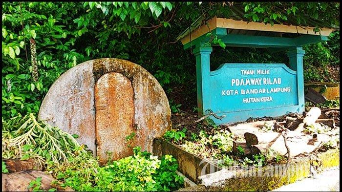 Penampakan goa peninggalan Jepang dan plang nama di Taman Wisata Hutan Kera, Jumat, 7 Januari 2022. 