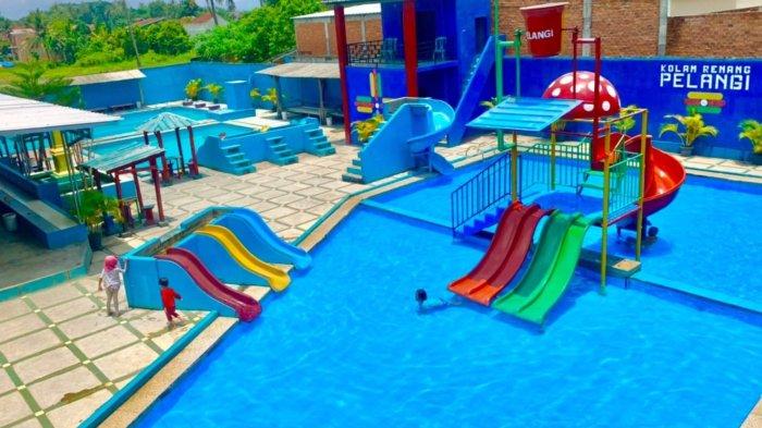Suasana di Kolam Renang Pelangi, Karangasari, Jati Agung, Lampung Selatan. 