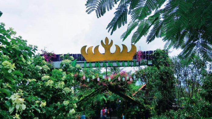 Suasana di Eco Taman Sari, Pringsewu pada Senin, 27 Desember 2021. Ketika pengunjung masuk ke area Eco Taman Sari Pringsewu, akan disambut area seperti terowongan dari tanaman hias yang rimbun.