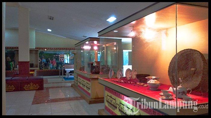 Suasana barang koleksi Museum Nasional Ketransmigrasian.