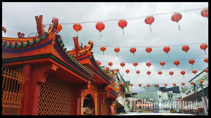Suasana luar Vihara Thay Hin Bio. Wisata religi Vihara Thay Hin Bio merupakan tempat ibadah umat Budha tertua yang usianya hampir mencapai 126 tahun.