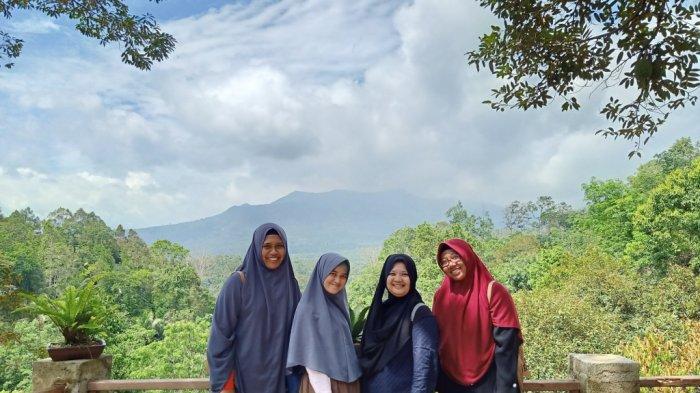 Berfoto dengan latar Gunung Betung di Wisata Kedaung Camp 91.