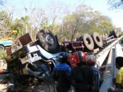 Truk Tronton Terguling, Pengantin Baru Tewas