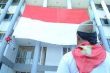 Mapalas Unitomo Kibarkan Bendera 10 meter