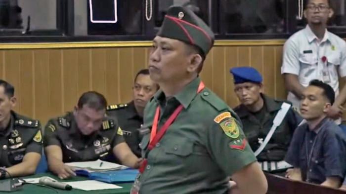 TNI TEMBAK POLISI - Kopda Bazarsah, terdakwa kasus penembakan tiga anggota Polsek Negara Batin, Kabupaten Waykanan, Provinsi Lampung, saat menjalani sidang di Ruang Garuda Sidang Pengadilan Militer I-04 Palembang, Senin (11/8/2025). Berikut 19 hal yang memberatkan vonis mati Kopda Bazarsah.
