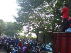 Buruh Sidoarjo Orasi Sebelum ke Grahadi
