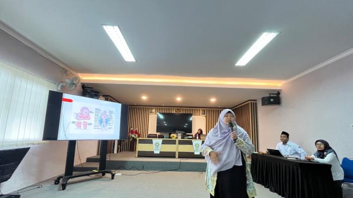 KULIAH PAKAR -  Fisioterapis sekaligus Founder Rumah Tumbuh Kembang IFA Boyolali, Intan Herlinawati, memaparkan materi dalam Kuliah Pakar bertema “Pengasuhan Anak Berkebutuhan Khusus (ABK) di Sekolah”, yang digelar UIN Raden Mas Said Surakarta, Senin (3/11/2025).