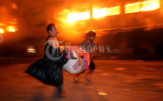Bupati Wajo Bantu Korban Kebakaran Pasar Sentral Rp 23 Juta