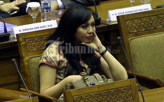 Angelina Sondakh Dipecat Sementara dari DPR