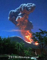 Gunung Lokon Keluarkan Api dan Magma Bak dari Neraka (Foto)