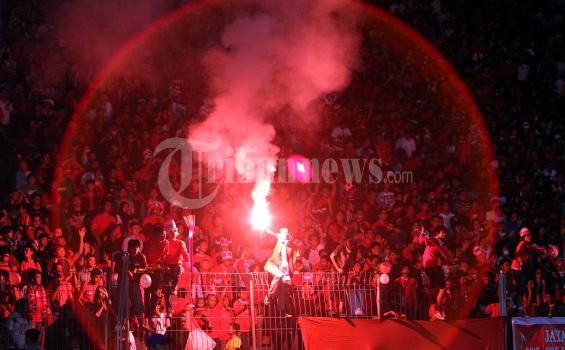 Penonton Ketahuan Bawa Petasan Akan Diusir dari Stadion