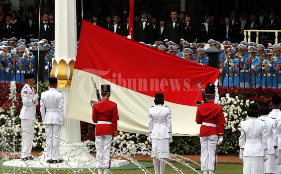 Pembawa Baki Bendera di Istana Jatuh Pingsan