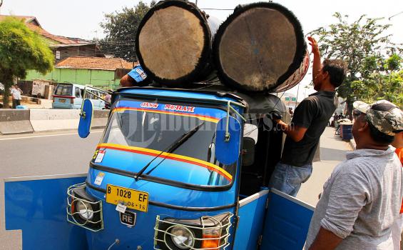 Arak-arakan Bedug dan Tenda Warnai Jalan Matraman