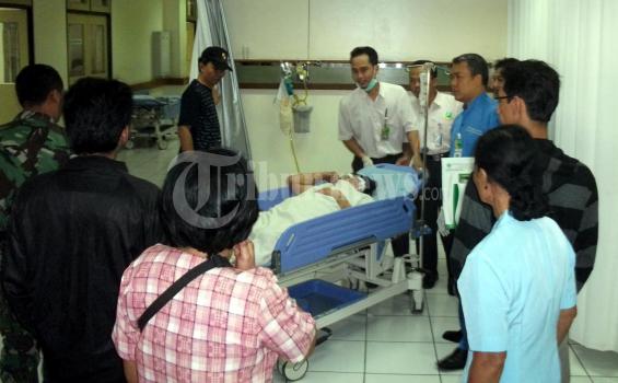 Korban Bom Tunjukkan Lukanya kepada Anas Urbaningrum