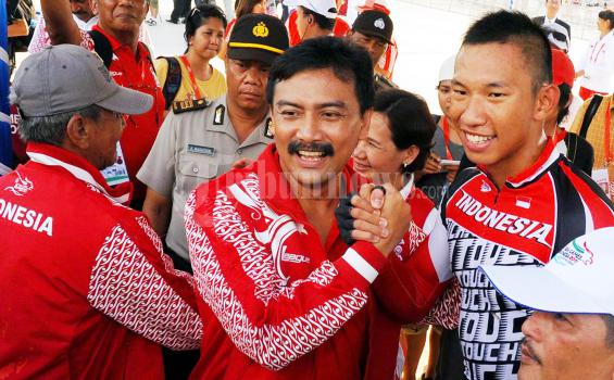Nyanyi Indonesia Raya 15 Kali Sehari, Suara Menpora Serak