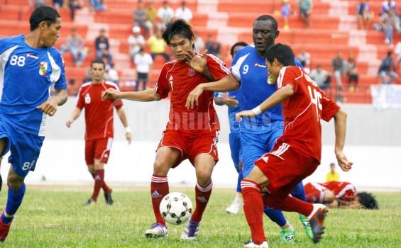 Juan Revi (tengah) ketika bermain untuk Deltras Sidoarjo.