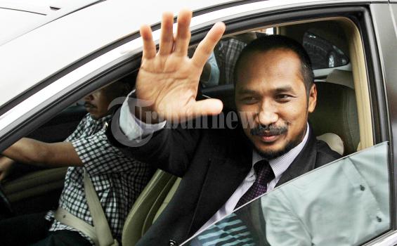 Abraham Samad Tiba di KPK Didampingi Istrinya